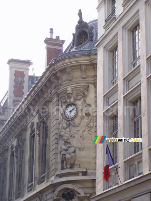 Horloge et sculpture dans la Rue Vivienne (281x)