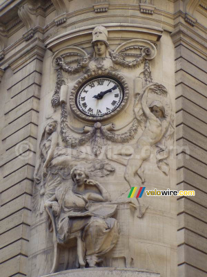 Horloge et sculpture dans la Rue Vivienne (2) (295x)