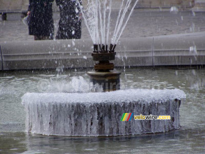 De la glace sur la fontaine du Louvre (231x)
