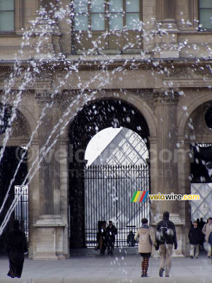Le Louvre : fontaine, le château et la pyramide (238x)