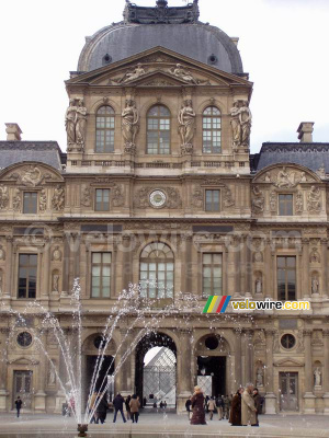 Le Louvre et la fontaine (211x)