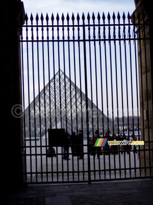 La pyramide du Louvre vue à travers une grille (235x)