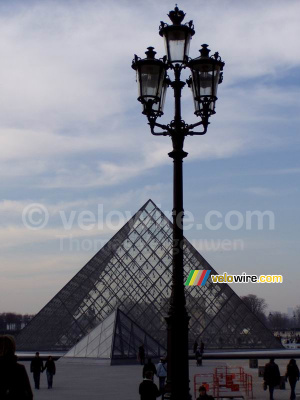 La pyramide du Louvre (229x)