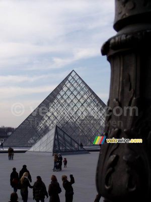 La pyramide du Louvre (2) (227x)