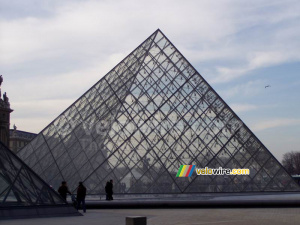 La pyramide du Louvre (3) (290x)