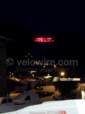 Skiers with red lights ... (195x)