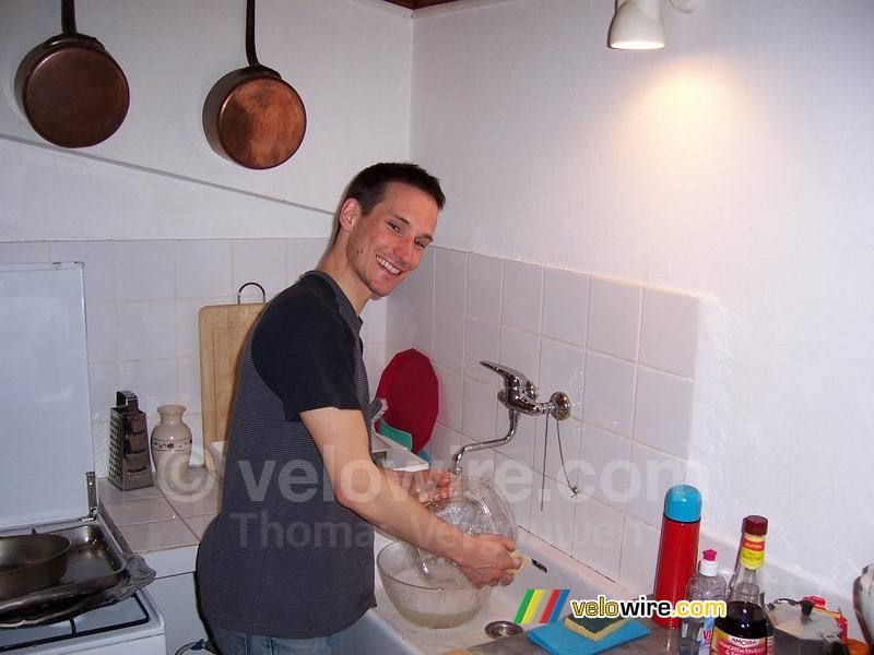 Sébastien aan de afwas ...