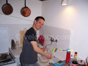 Sébastien washing the dishes ... (267x)