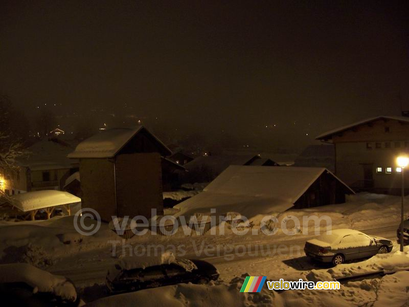 Het uitzicht vanuit ons appartement 's avonds