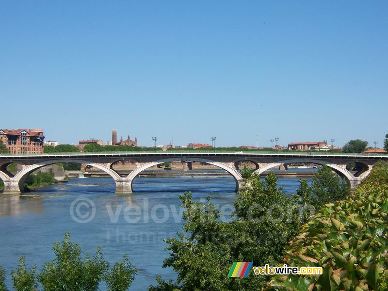 Brug over de Garonne en de Jacobijnenkerk