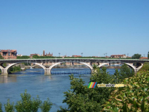 Un pont sur la Garonne et l'église des Jacobins (409x)
