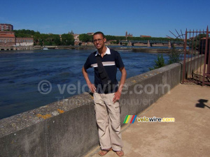 Rachid devant la Garonne (822x)