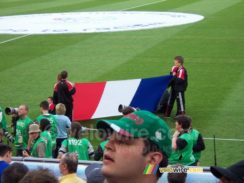 Le drapeau français entre sur le terrain