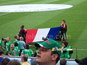Le drapeau français entre sur le terrain (198x)