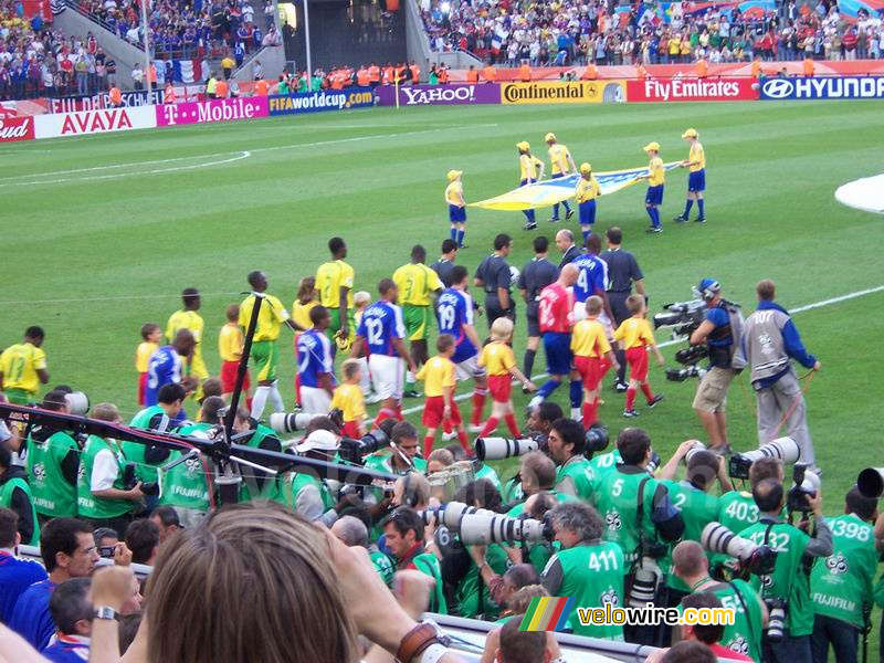 De spelers komen het veld op