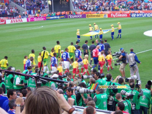 Les joueurs rentrent sur le terrain (207x)