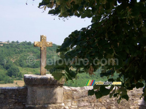 Une croix à Puycelci (389x)