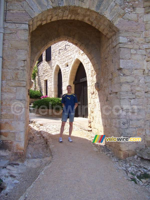 Thomas dans l'ancienne porte qui donnait accès à Puycelci (452x)