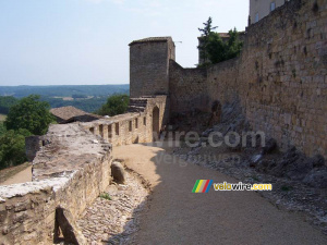L'ancienne route qui donnait accès à Puycelci (468x)