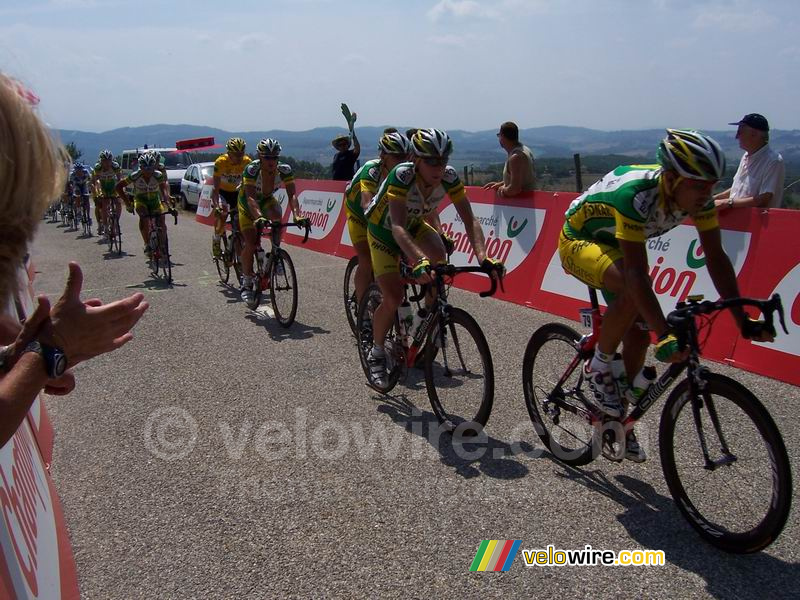 Het peloton met de gele trui op de Cte de Pamiers