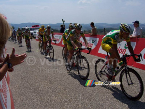 The peloton with the yellow jersey on the Côte de Pamiers (684x)