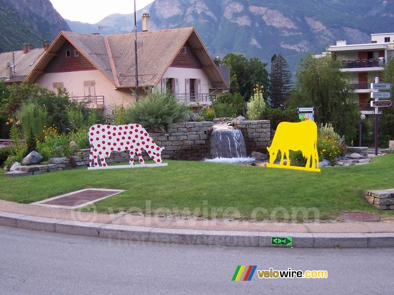Rond-point avec des vaches dans les couleurs des maillots jaune et à pois