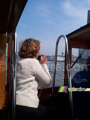 [The Netherlands - Rotterdam] Isabelle taking a picture from the watertaxi (312x)