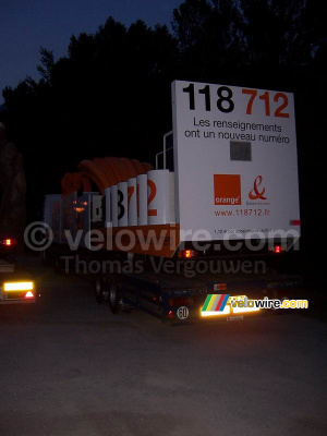 The 118 712 caravane of France Telecom / Orange on their truck (1036x)