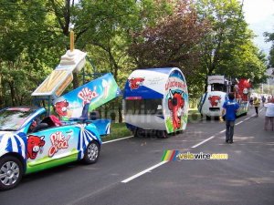 The cars before our departure - [1 day in the La Vache Qui Rit 'caravane'] (1431x)