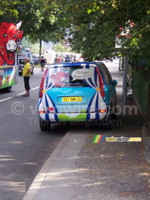 Our car for that day  - [1 day in the La Vache Qui Rit 'caravane'] (1086x)