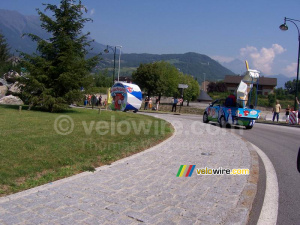 The La Vache Qui Rit packaging and one of the cars on a roundabout - [1 day in the La Vache Qui Rit 'caravane'] (846x)