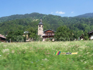 A nice church and a nice view on our way - [1 day in the La Vache Qui Rit 'caravane'] (2212x)