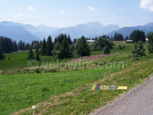 A very nice view on our way - [1 day in the La Vache Qui Rit 'caravane'] (1209x)