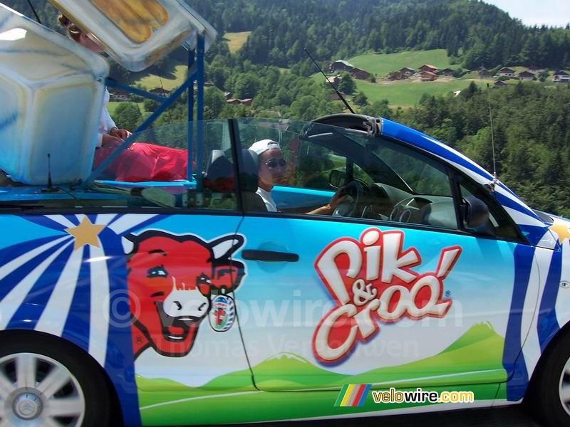 We're passing one of the Pik & Croq' cars - [1 day in the La Vache Qui Rit 