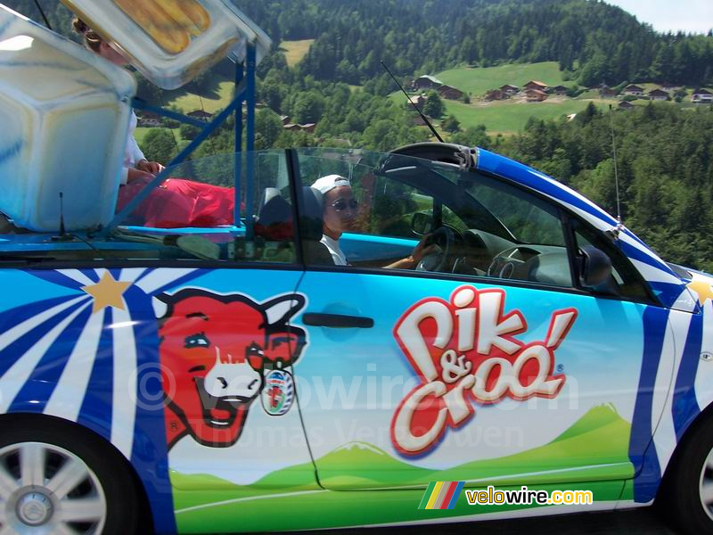 We halen n van de Pik & Croq' auto's in - [1 dag in de reclamecaravaan van La Vache Qui Rit]