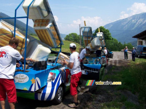 Refill: and 2 old men are watching - [1 day in the La Vache Qui Rit 'caravane'] (1096x)