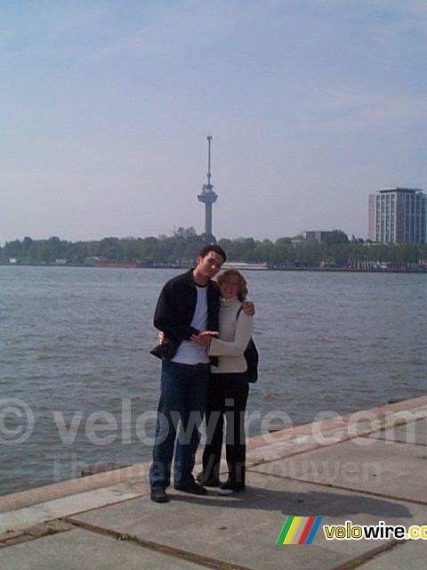 [Les Pays-Bas - Rotterdam] Isabelle & Cédric avec l'Euromast en arrière-plan