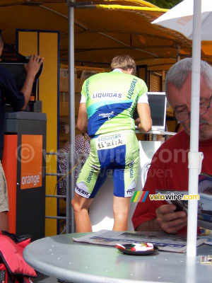 In the Village Départ the cyclists check their e-mail at the Orange stand (587x)