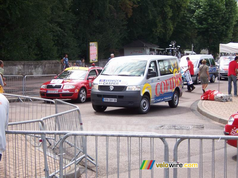 Jimmy Casper's follow car is ready for departure