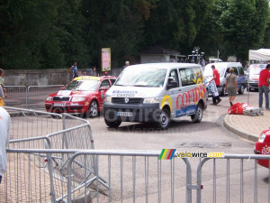 Jimmy Casper's follow car is ready for departure (537x)