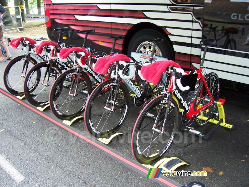 Les vélos de l'équipe CSC avec leurs serviettes