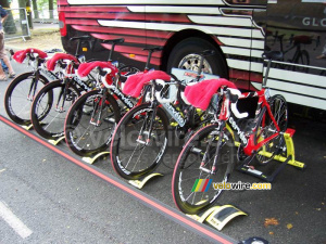 The bikes of the CSC team with the accompanying towels (413x)