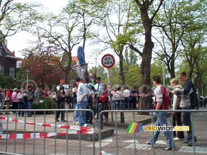 [The Netherlands - Rotterdam] A queue of people waiting near the house of Pim Fortuyn (296x)