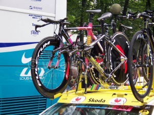 Gilberto Simoni's bike on the roof top of the car (661x)