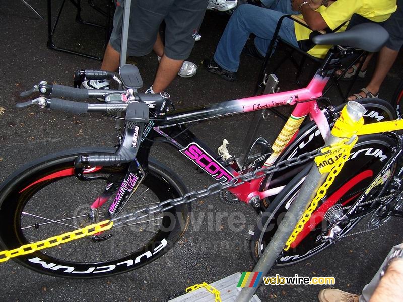 A close-up of Gilberto Simoni's bike