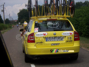 Simoni and his following car (525x)