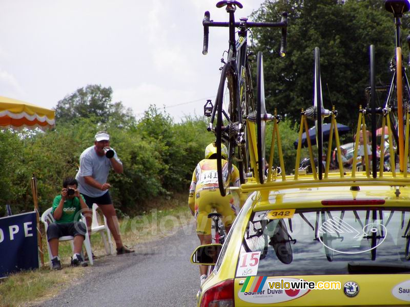 Simoni and his following car (2)