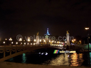 Le Pont Alexandre III avec derrière le pont le toit du Grand Palais (1) (472x)
