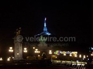 Le Pont Alexandre III avec derrière le pont le toit du Grand Palais (2) (299x)