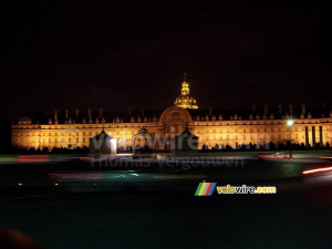 Invalides - avec quelques voitures sur le rond point (254x)